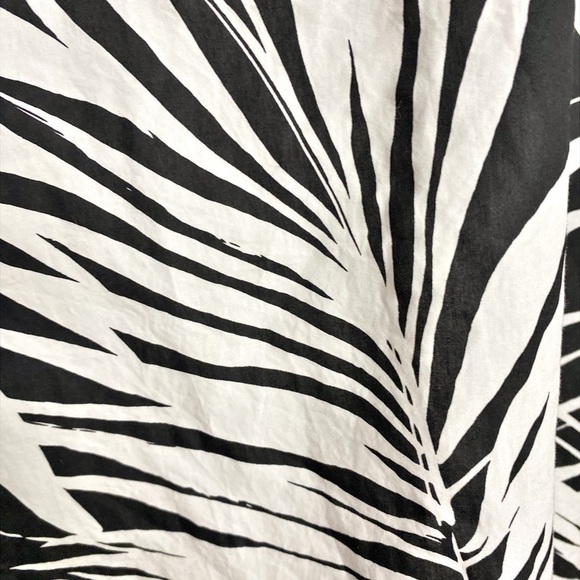 Who What Wear Black and White Tropical Palm Leaves Print Top NWT - Picture 3 of 10